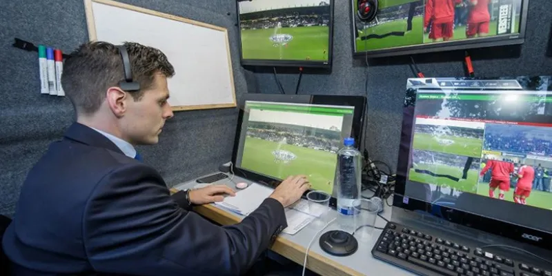 Các quyết định VAR gây nhiều tranh luận nhất trong bóng đá